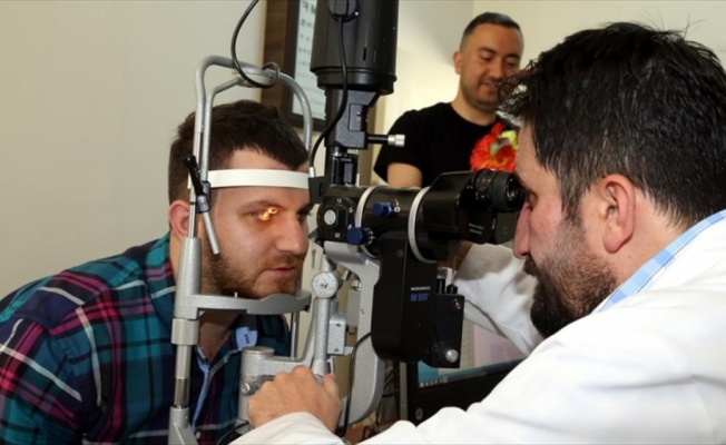 'Kornea nakli' ile karanlık dünyalara ışık oluyorlar