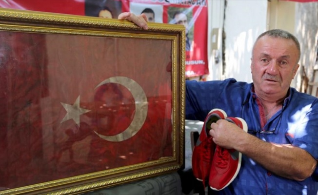 Şehit oğlunun kanlı bayrağı ve ayakkabısını yanından ayırmıyor
