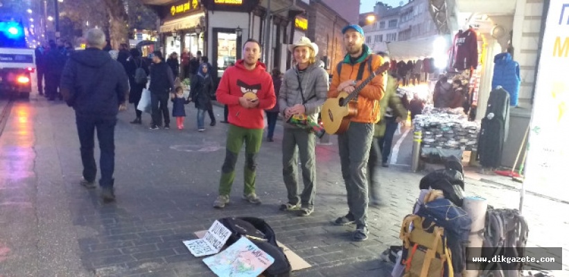 D&uuml;nya turuna devam etmek i&ccedil;in şarkı s&ouml;yl&uuml;yorlar