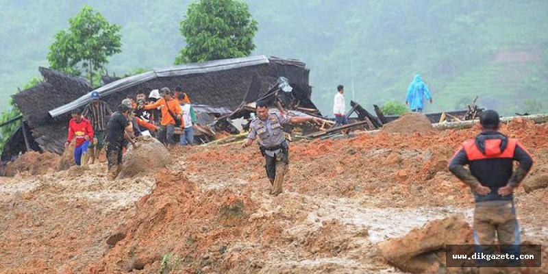 Endonezya’da heyelan faciası : 9 ölü, 41 kayıp