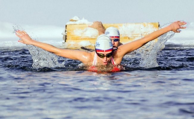 Buzlu suda 1 saat kalarak rekor kırdı