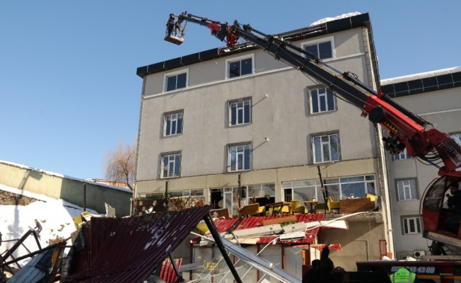 Düşen kar kütlesi kafenin terasını çökertti: 1 ölü, 7 yaralı