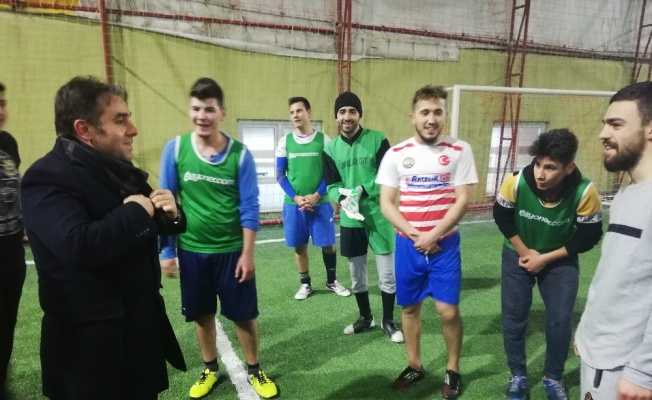 Gençlerin halı sahada ’hakemlik twit’ini başkan adayı geri çevirmedi