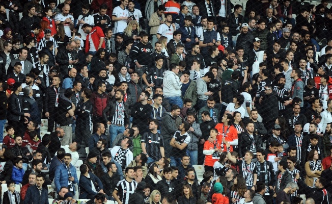 Beşiktaş taraftarlarından Fikret Orman ve Şenol Güneş’e tepki