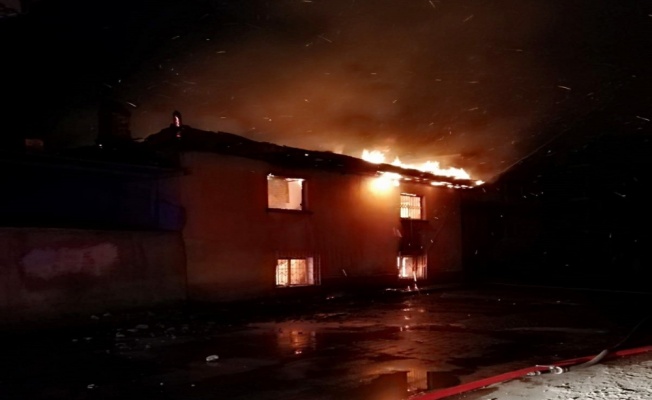 Gecenin karanlığını aydınlatan alevler 2 katlı evi küle çevirdi