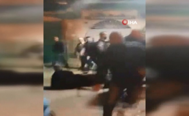 İsrail polisi Mescid-i Aksa&rsquo;nın kapısında namaz kılanlara saldırdı