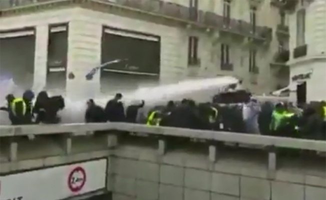 Sarı Yelekliler Paris sokaklarını savaş alanına çevirdi