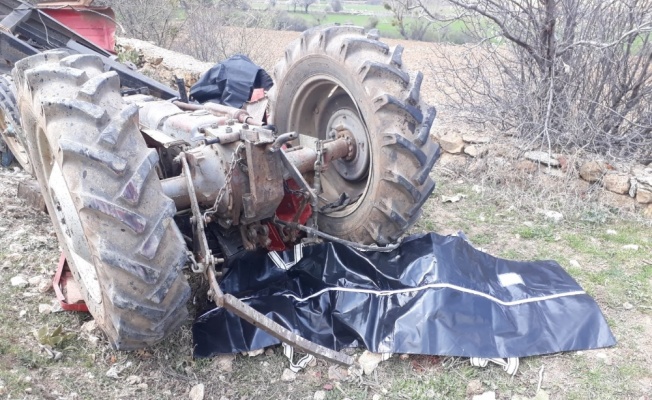 Devrilen traktörde eski muhtar ve eşi can verdi
