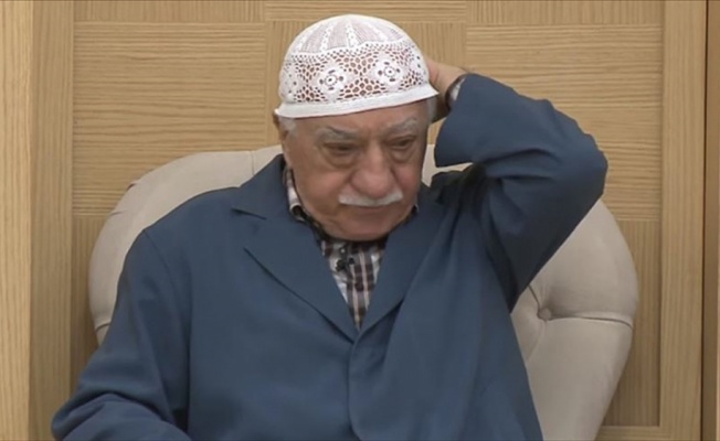FETÖ elebaşı 'O bizim anamız' dediği Özer'e eşarp göndermiş