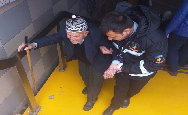 G&uuml;venlik g&ouml;revlisi yaptığı &ouml;rnek hareketle alkış aldı