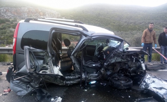 Hafif ticari araçla otomobil çarpıştı: 2 ölü, 3 yaralı