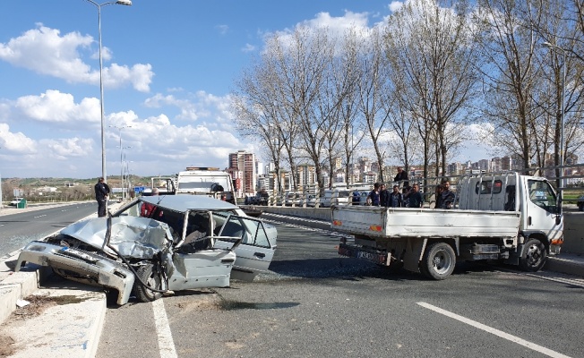Ters yönde ilerleyen otomobil kamyonetle çarpıştı: 1 ölü, 1 yaralı