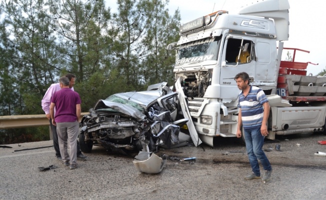 2 tırın arasında kalan otomobil hurdaya döndü: 1 ölü