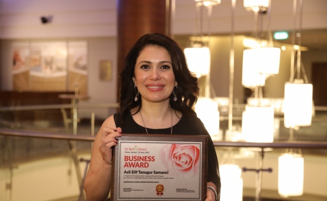 Bee'o Propolis'in kurucusu Aslı Elif Tanuğur Samancı'ya &ouml;d&uuml;l