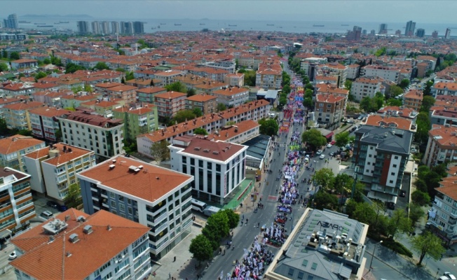 Metrelerce uzunluktaki kortej ve miting alanı havadan görüntülendi.