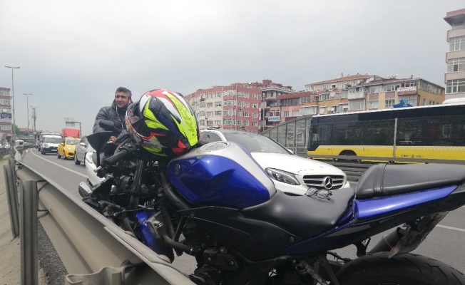 Önce otomobile sonra bariyerlere çarptı: Korkunç kaza kamerada