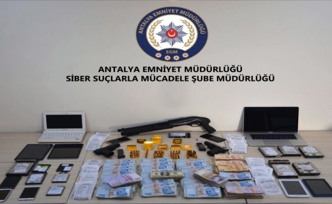 Polisin elini attığı yerden altın, para ve silah çıktı