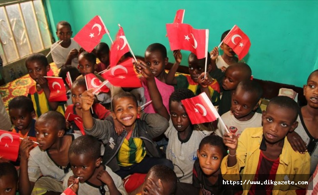 Savaş mağduru Somalili yetimlere Türkiye&#039;den yardım eli