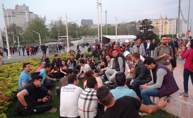 Taksim’de şarkı söylen İranlı turistler büyük ilgi gördü