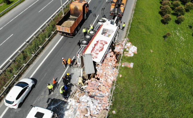 TEM otoyolunda devrilen un yüklü tır havadan görüntülendi