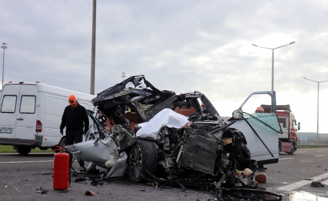 Tıra &ccedil;arpan l&uuml;ks ara&ccedil; hurdaya d&ouml;nd&uuml;: 1 &ouml;l&uuml;, 1 yaralı