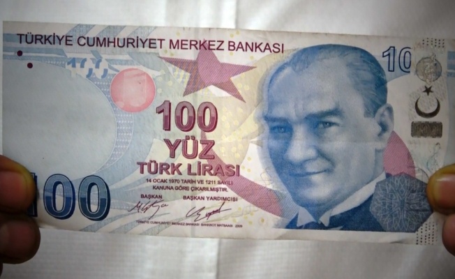 Üzerinde 10 yazan 100 liralık banknot görenleri şaşırttı
