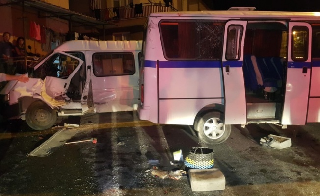 Alaşehir’de işçi minibüsünün freni patladı: 13 yaralı