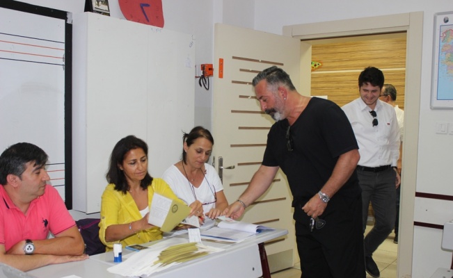 Cem Yılmaz &ldquo;Hadi eyvallah&rdquo; diyerek oy zarfıyla kapıya y&ouml;neldi