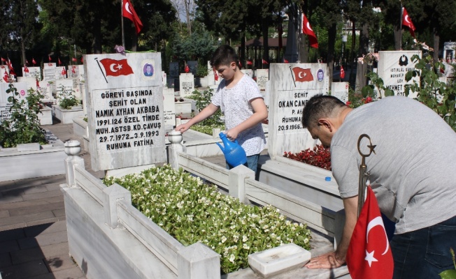 Edirnekapı Şehitliği’nde buruk bayram