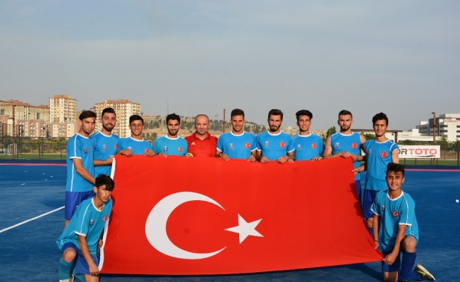 Erkek hokey takımı Avrupa şampiyonası için Alanya’ya gidiyor