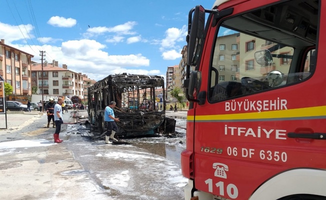 Halk otobüsü seyir halindeyken alev aldı, facianın eşiğinden dönüldü