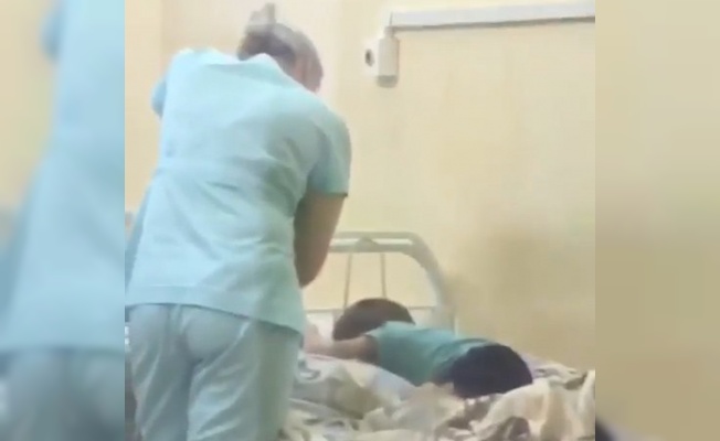 Hemşire tedavi gören çocuğu yatağa bağladı