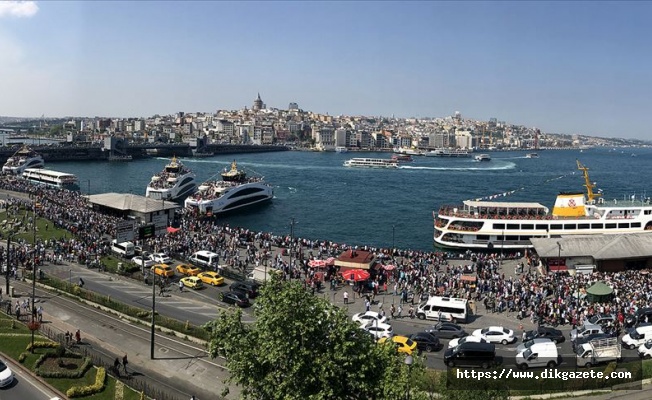 İstanbul'da vatandaşlar tarihi ve turistik mekanlara akın etti