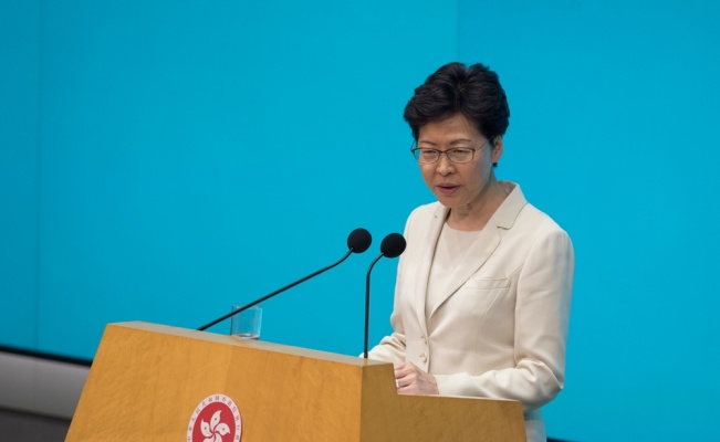 İstifası istenen Hong Kong lideri halktan yeniden &ouml;z&uuml;r diledi