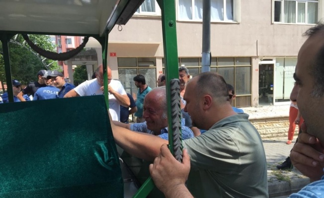 Kadık&ouml;y&rsquo;de hayatını kaybeden &ccedil;iftin akrabaları cenaze aracının başında g&ouml;zyaşlarına boğuldu