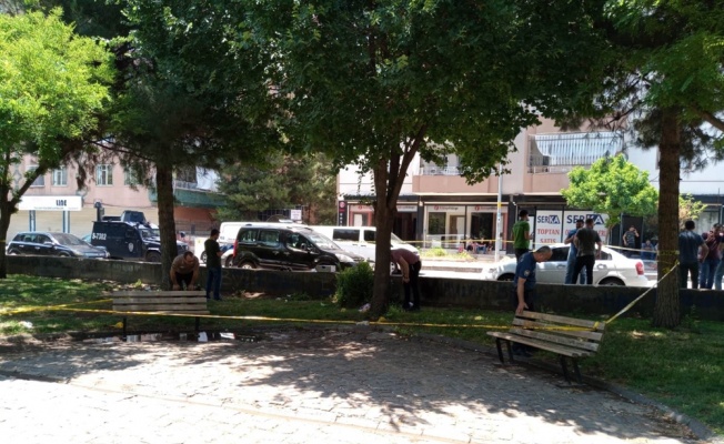 Parkta oturan 2 kişiye silahlı saldır: 1’i ağır 2 yaralı