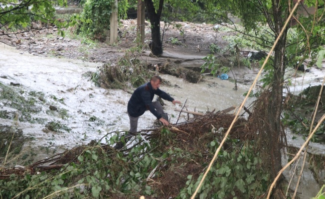 Sele kapılan oğlunu dere yatağında aradı