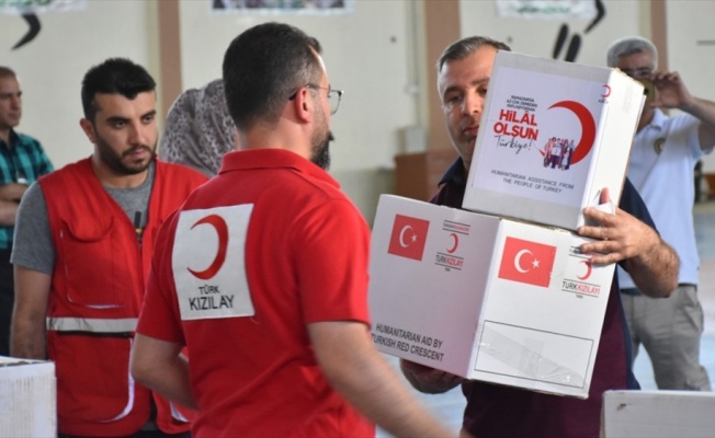 T&uuml;rk Kızılay Kerk&uuml;k'teki ihtiya&ccedil; sahiplerine gıda ve giysi yardımı yaptı