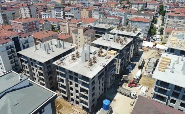 Yıkılan binaların yerine yeni yapılan binaların çatıları yapılmaya başlandı