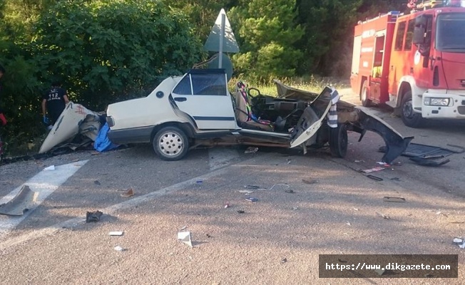 Antalya'da yolcu otob&uuml;s&uuml;yle otomobil &ccedil;arpıştı: 2 &ouml;l&uuml;, 3 yaralı
