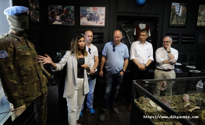 Hollandalı askerler Srebrenitsa'da kullandıkları kamerayı müzeye hediye etti