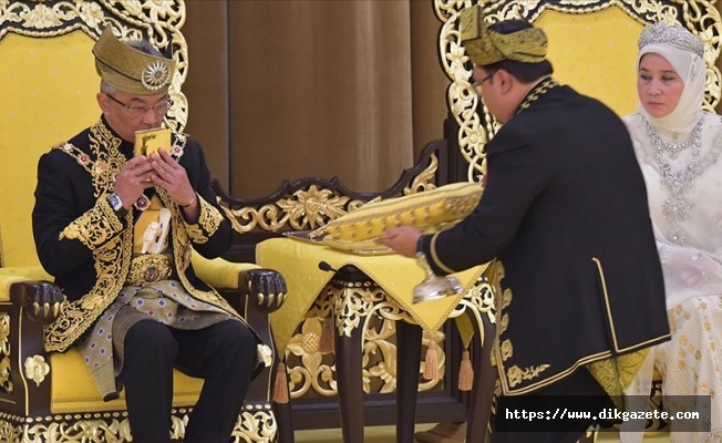 Malezya Kralı Sultan Abdullah t&ouml;renle tacını giydi
