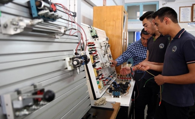 MEB, meslek lisesi öğretmenlerinin iş başı eğitiminde hedef büyüttü