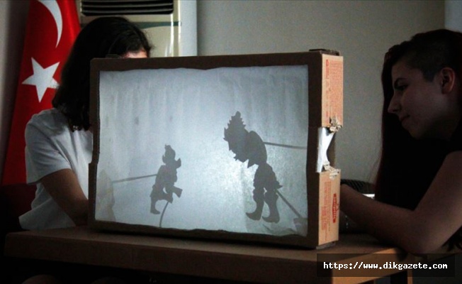 Uluslararası öğrenciler 'Karagöz ile Hacivat' gölge oyununu sundu