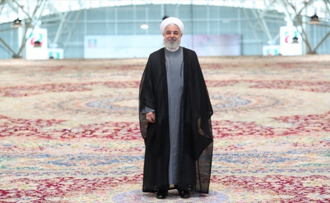 İran 'dünyanın en büyük el dokuma halısını' tanıttı