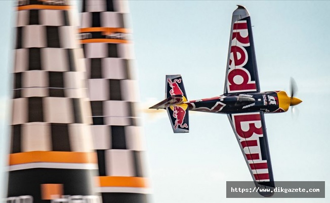 Red Bull Air Race şampiyonluğu Matt Hall'ın oldu