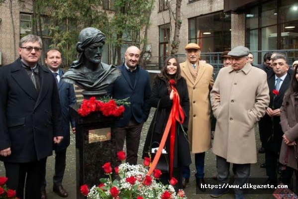 Azerbaycan&#039;ın dünyaca ünlü şairi İmadeddin Nesimi&#039;nin Moskova&#039;da anıtı açıldı