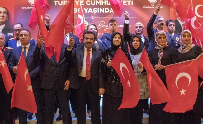 Diyarbakır'da evlat nöbeti tutan anneler de Cumhuriyet Bayramı törenine katıldı