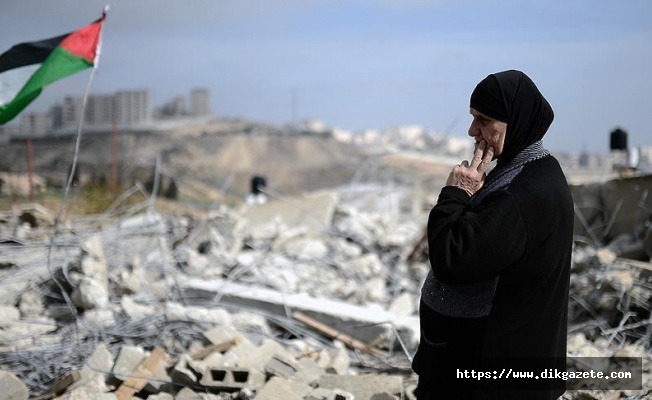 İsrail Batı Şeria&#039;da Filistinlilere ait bir evi yıktı