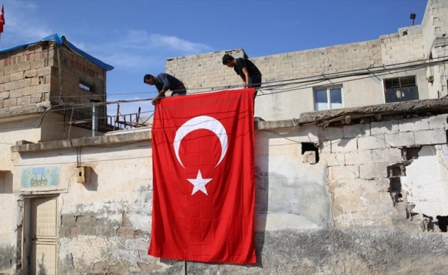 Saldırıda hasar gören evine bayrak asma talebini AA gerçekleştirdi